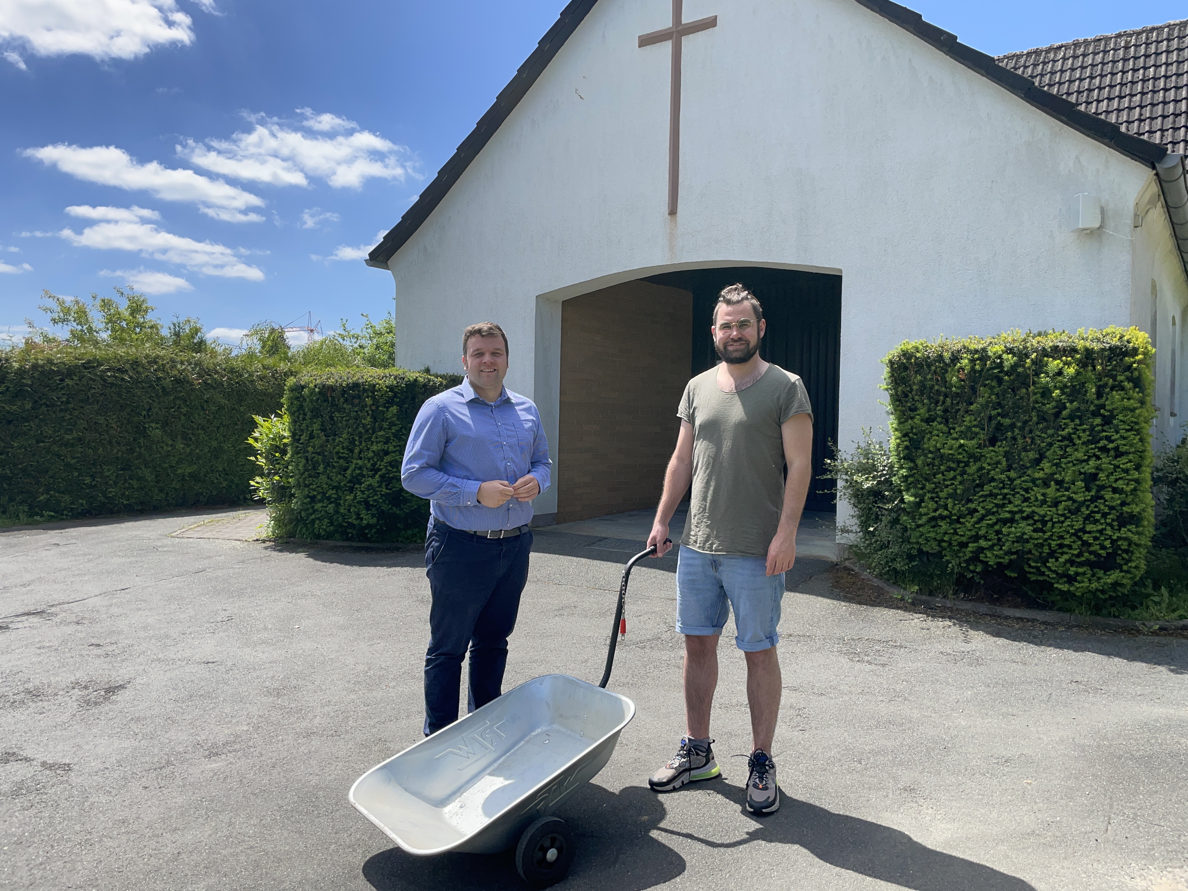 Die CDU-Ratsherren Lars W. Brakhage (l.) und Sven Rainer Hoffmann begutachten eine Schubkarre auf dem Friedhof in Hohenhausen